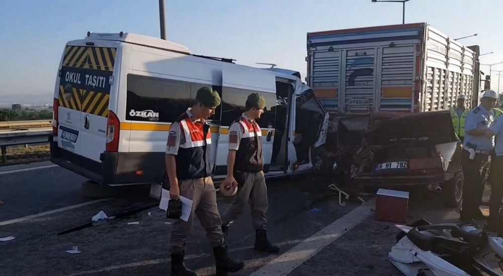 Arızalanan araca müdahale edenlere minibüs çarptı: 2 ölü