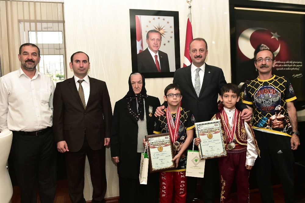 12 yaşındaki Dünya Şampiyonu sporcudan Başkan Akgül’e ziyaret