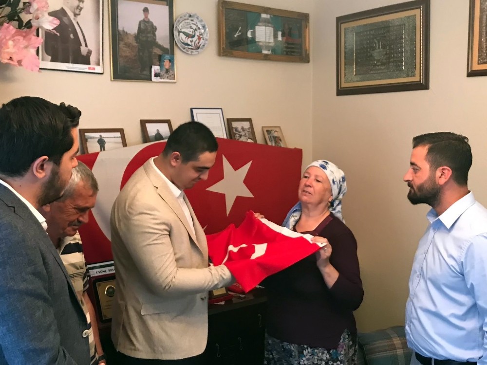 Aliağalı şehidin ailesinden Cumhurbaşkanına Türk bayrağı