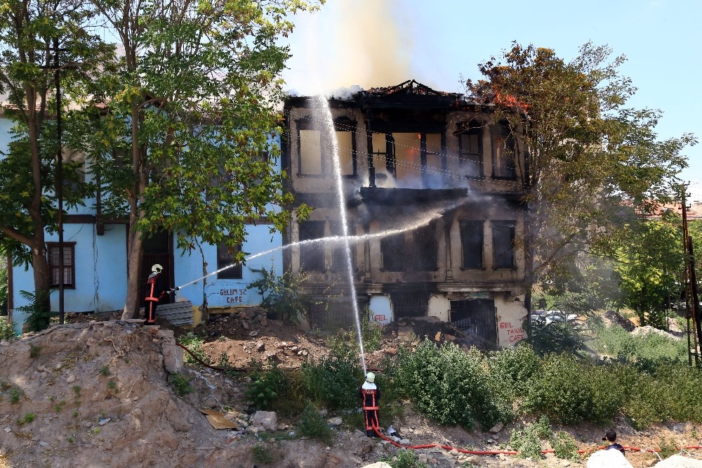 Başkent’te iki tarihi binada yangın: Binalardan biri çöktü, diğeri küle döndü