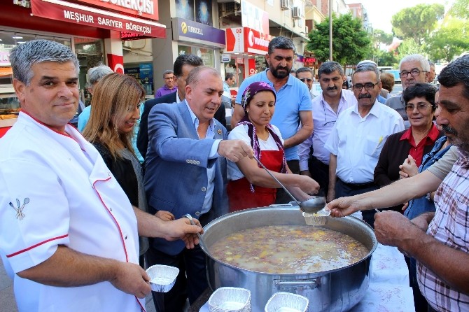 CHP’li meclis üyesinden Salihli’de 2 bin kişilik aşure hayrı