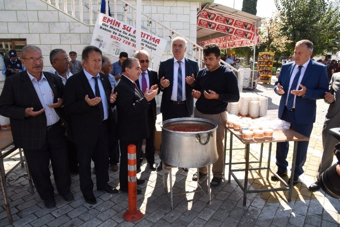 Cami Derneğinin aşure hayrına yoğun katılım