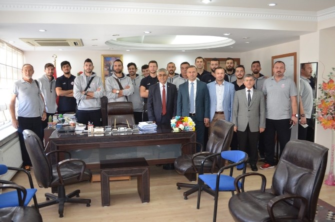 Voleybolcular Kaymakam Güven’i ziyaret etti
