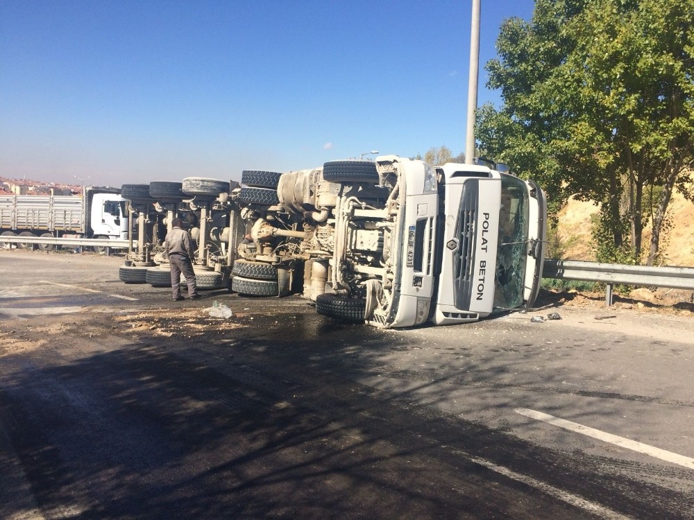 Virajı alamayan beton mikseri devrildi: 1 yaralı
