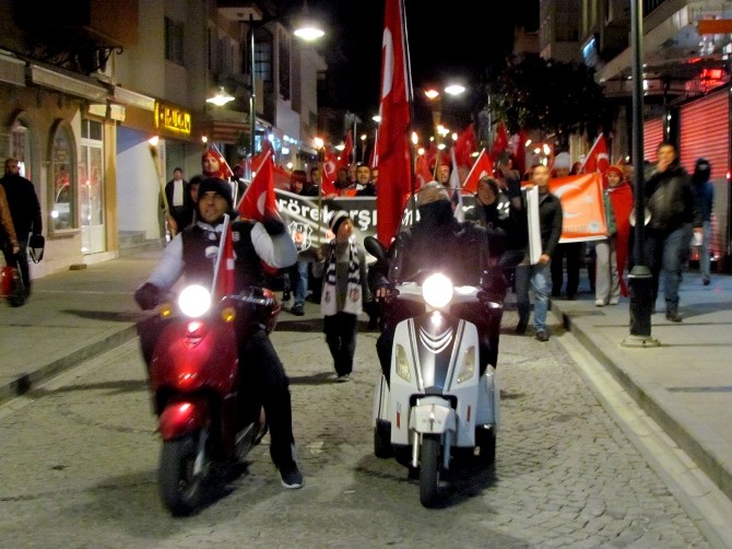 Çeşme teröre karşı tek yürek oldu