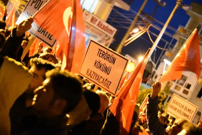 Kemalpaşa’da onlarca kişi teröre lanet yağdırdı