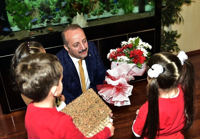 Mamak Belediye Başkanı Akgül minik öğrencileri ağırladı