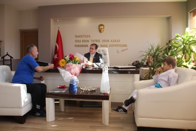Foçalı minik şampiyondan kaymakama madalyalı uğurlama