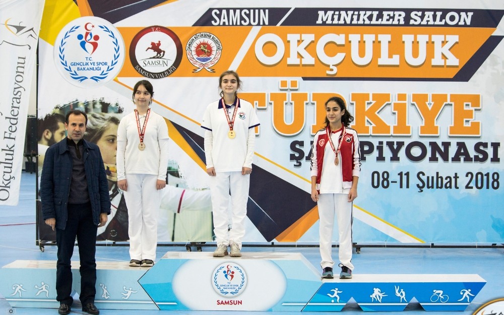 Karşıyakalı Azra Türkiye ikincisi