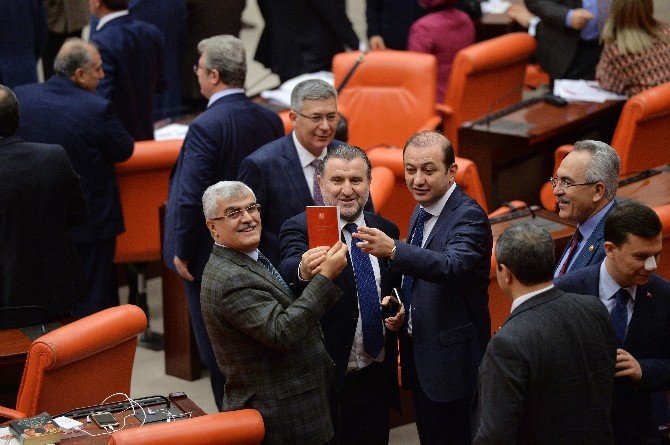 CHP milletvekillerinden ’Anayasa’lı protesto
