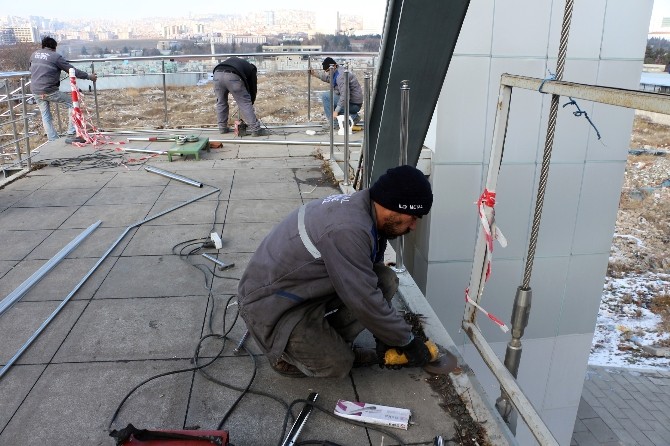 Üst geçidin korkulukları 3 ayda 3 kez çalındı
