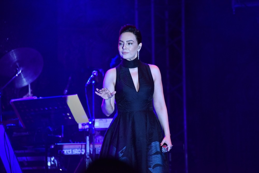 Ebru Gündeş ışık sisteminin azizliğine uğradı