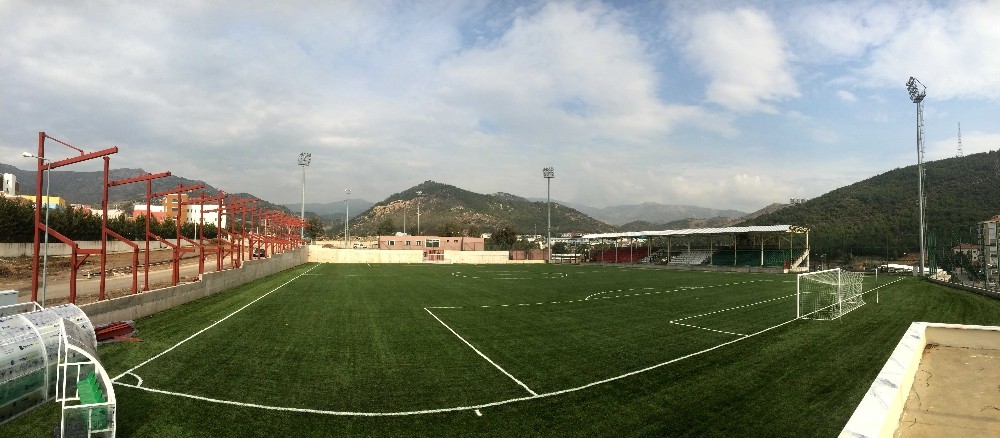 Karşıyaka’da spora 2 bin kişilik futbol sahası desteği