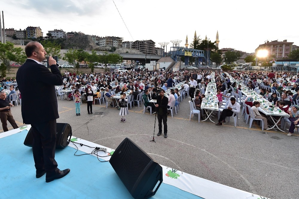 Mamak’ta 2 farklı noktada 4 bin kişi ile iftar