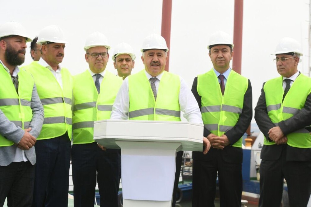 Bakan Arslan, Mogan Gölü dip çamuru tarama şantiyesinde incelemelerde bulundu