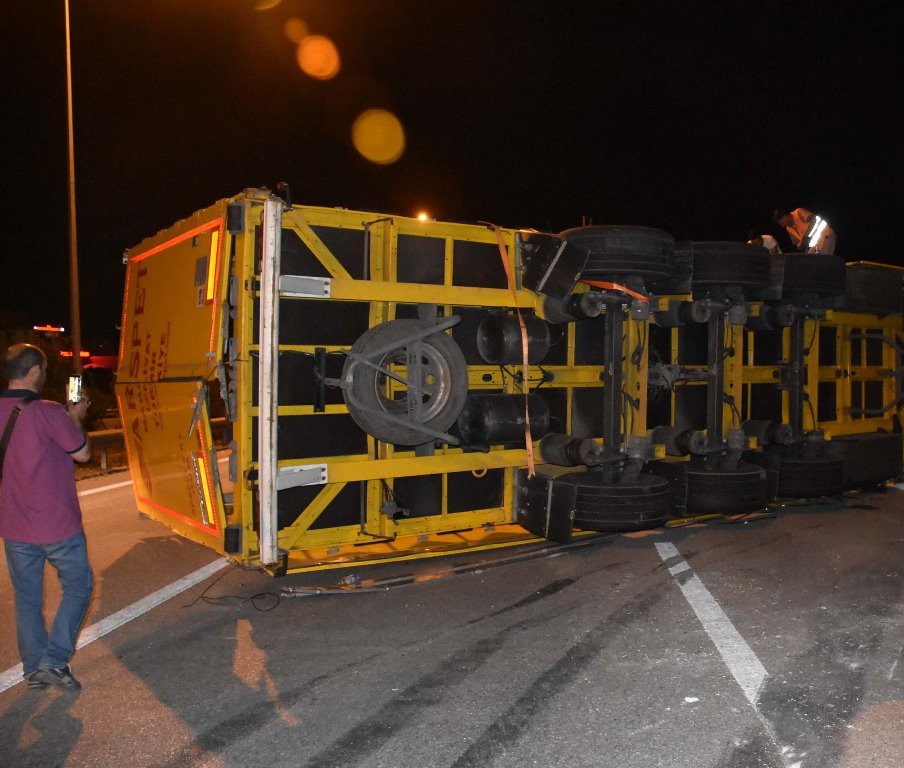 Kontrolden çıkan TIR bariyerlere çarptı