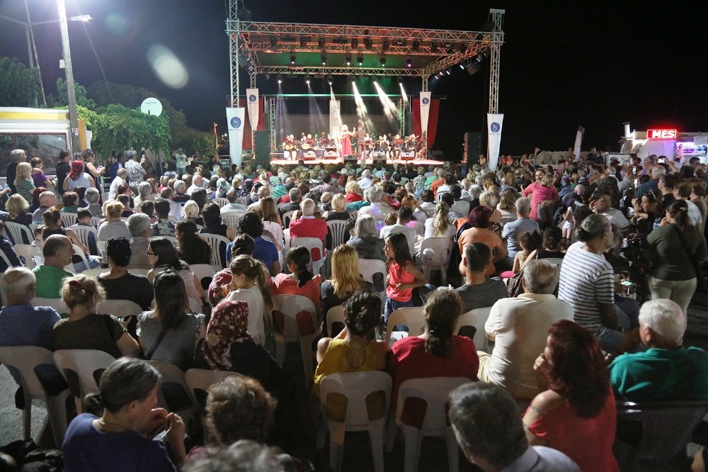 Çeşmealtı Gece Pazarı konserle açıldı