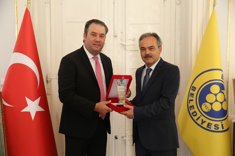Başkan Piriştina’ya “İz Bırakanlar” ödülü