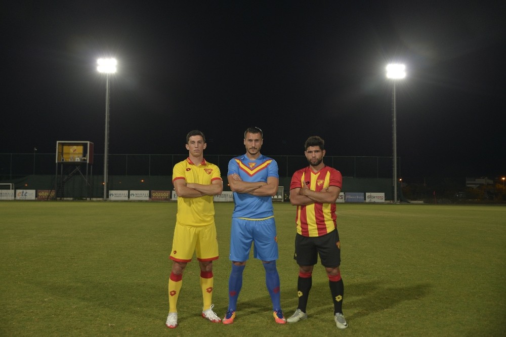 Göztepe yeni formalarını tanıttı