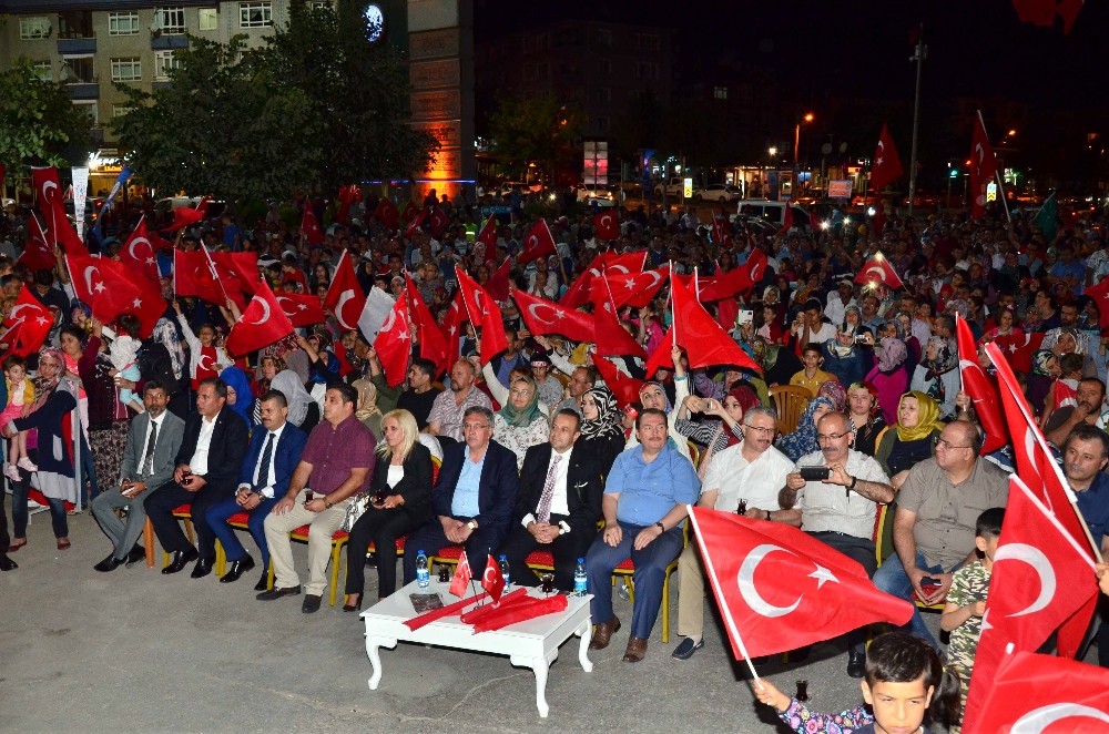 Egemen Bağış Pursaklar’da demokrasi nöbetinde