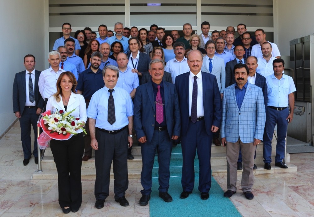 İKÇÜ’de bayrak değişimi