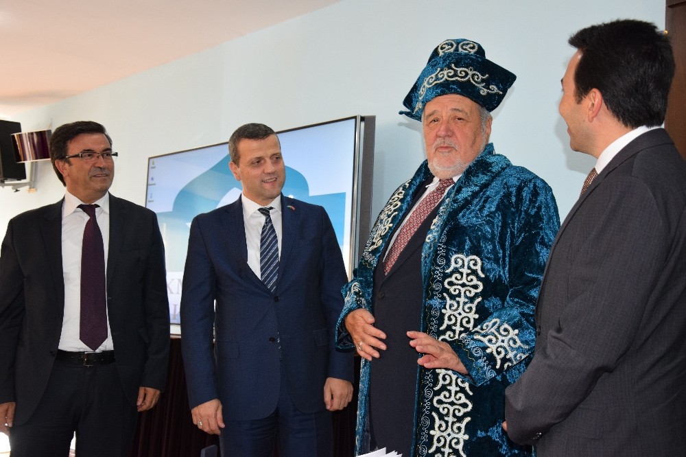 Prof. Dr. İlber Ortaylı, Ahmet Yesevi Üniversitesi’nde konferans verdi