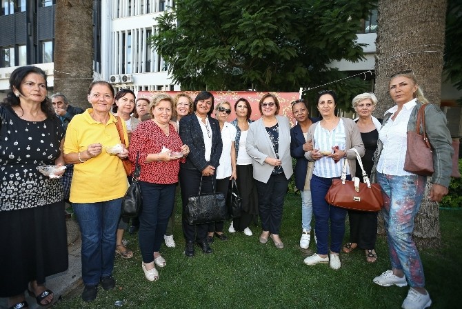 Aşure kazanları Konak Meydanında kaynadı