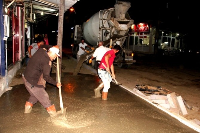 Sarıgöl’ün caddelerinde gece de çalışma yapılıyor