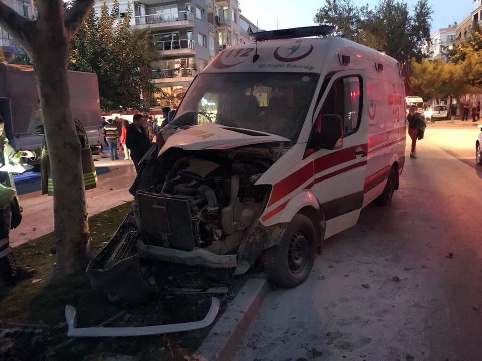AMBULANS KAZA GEÇİRDİ: 3 SAĞLIK PERSONELİ YARALI