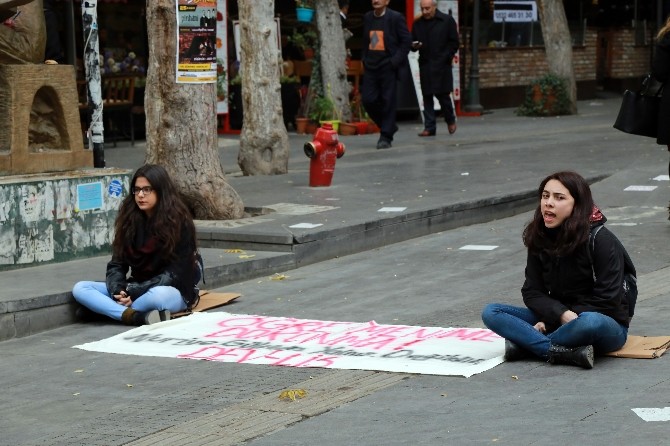 Başkent’te izinsiz eylem yapan 2 kişi gözaltına alındı