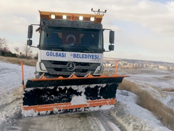Gölbaşı Belediyesi kar ve buzla mücadele ekibi yoğun mesaiye başladı