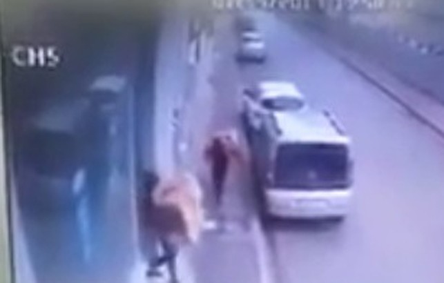 Hem çaldılar hem de kameraya hareket yaptılar
