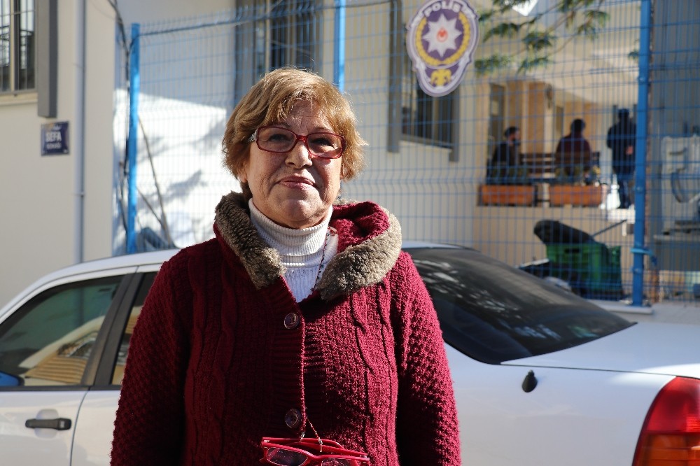 İzmir’de referandum çalışmaları sırasında CHP’li kadınlara saldırı