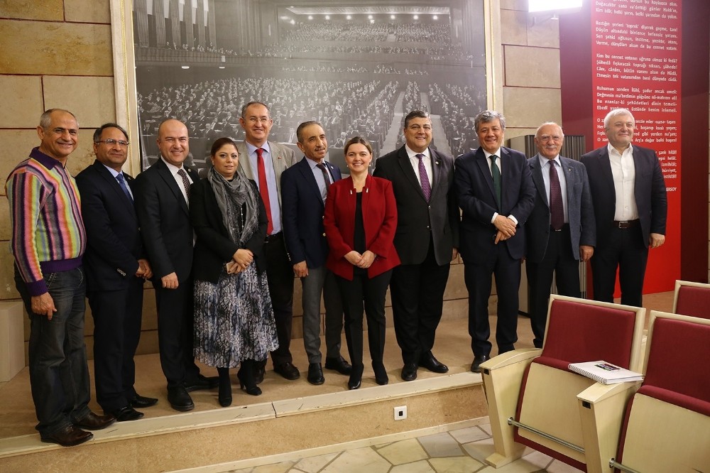 Milletvekilleri İzmir Marşıyla sahaya iniyor
