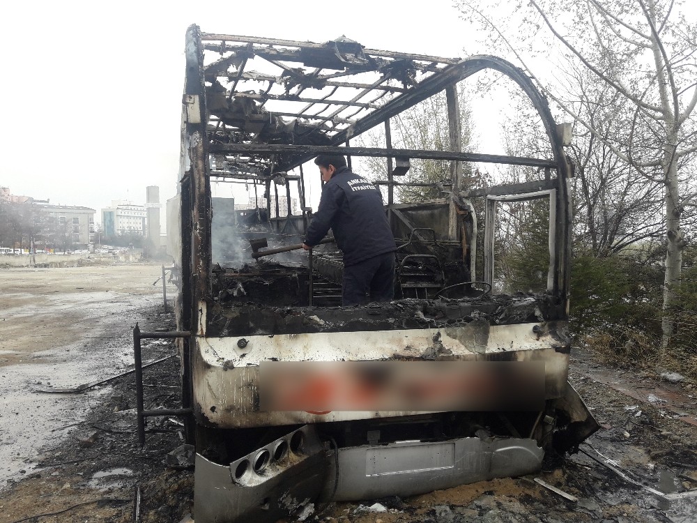 Atıl durumdaki otobüs yandı