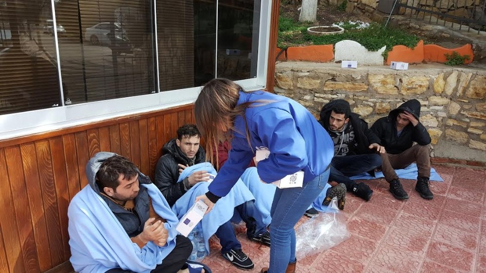 Sürüklenen ve batmak üzere olan botta can pazarı