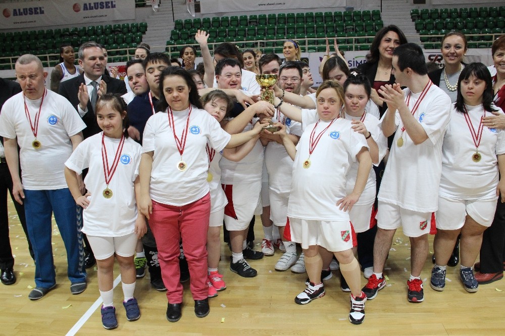 Down sendromlu sporcular şampiyonluk adayına fark attı