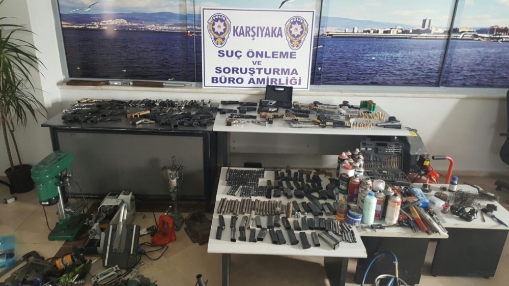 Evinin çatı katına silah atölyesi kurdu