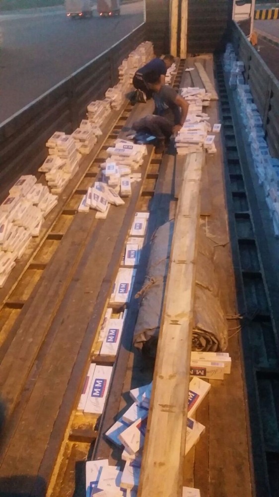 Tırın dorsesinde 15 bin paket sigara ele geçirildi