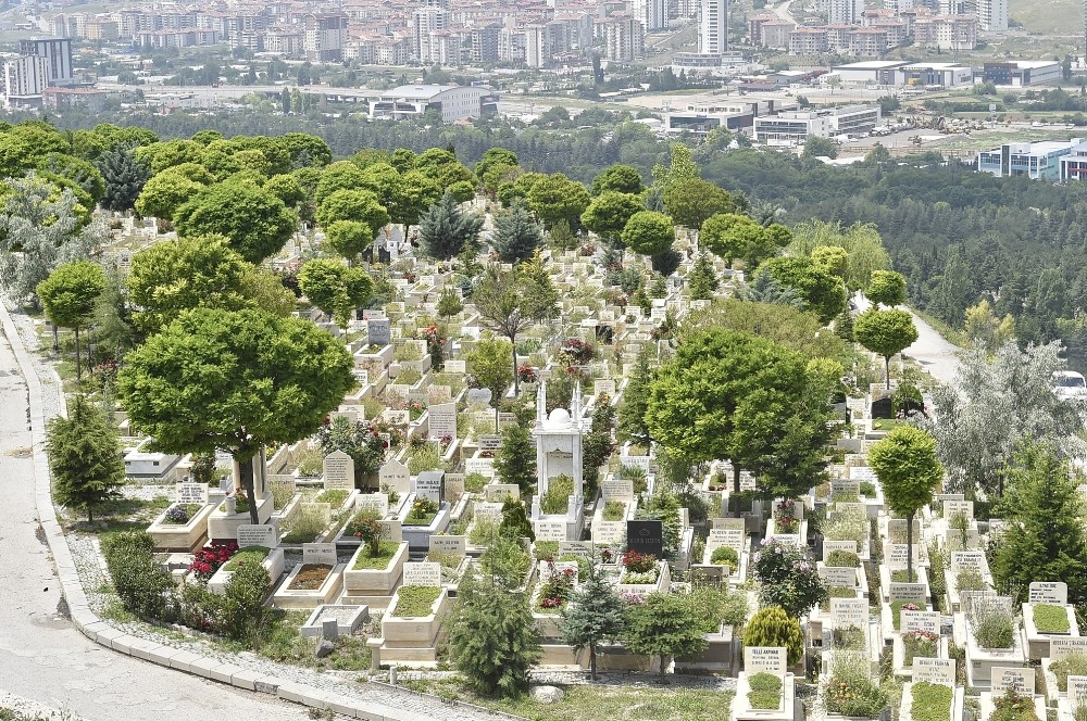Mezarlıklar bayram ziyaretçilerine hazır
