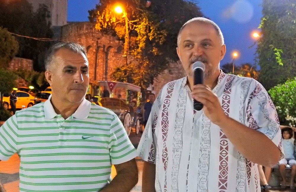 Çeşme Meydanında satranç gösterisi