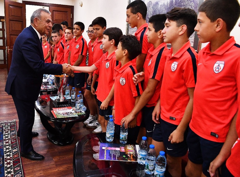 Şampiyon kupayla geldi