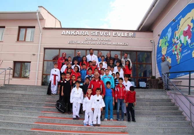 Olimpiyat Şampiyonu Akgül’den kimsesiz çocuklara sürpriz ziyaret