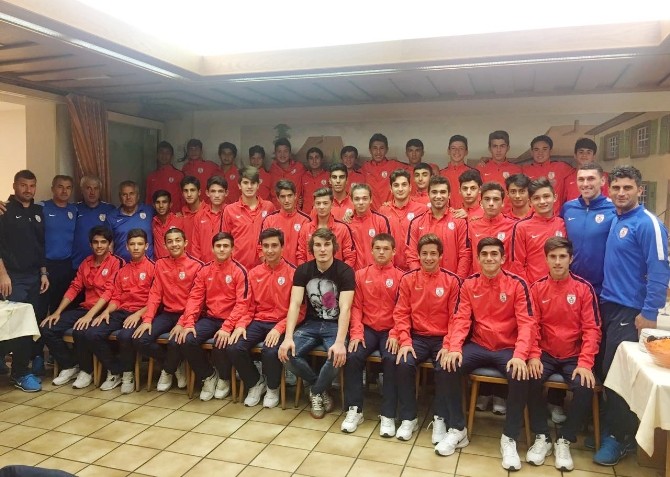 Genç futbolculara Çağlar sürprizi