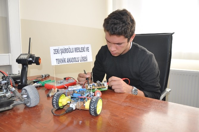 Kısıtlı imkanlarla meslek lisesinde robot yapıyor