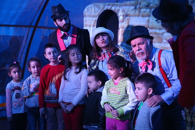 Çadır tiyatrosu Buca’da çocukları eğlendiriyor