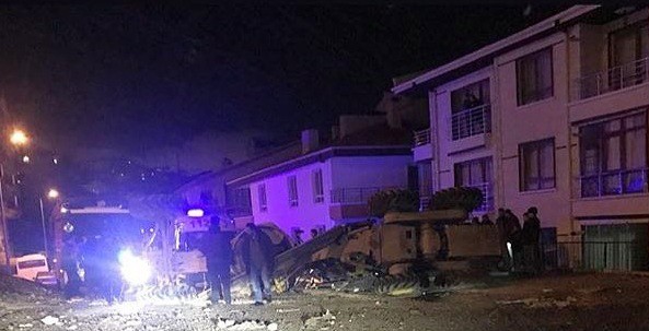 Başkent’te iş makinesi devrildi: 3 yaralı