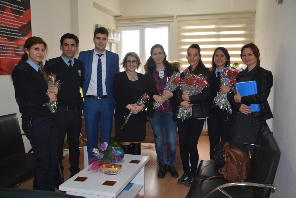Aliağa polisinden kadınlara çiçek
