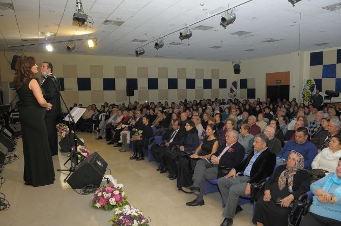 Çeşme’de kış konserine yoğun ilgi

