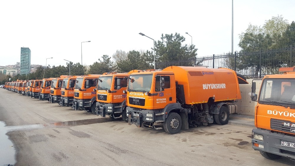 Günlük 6 bin 500 kilometre yol temizliyorlar